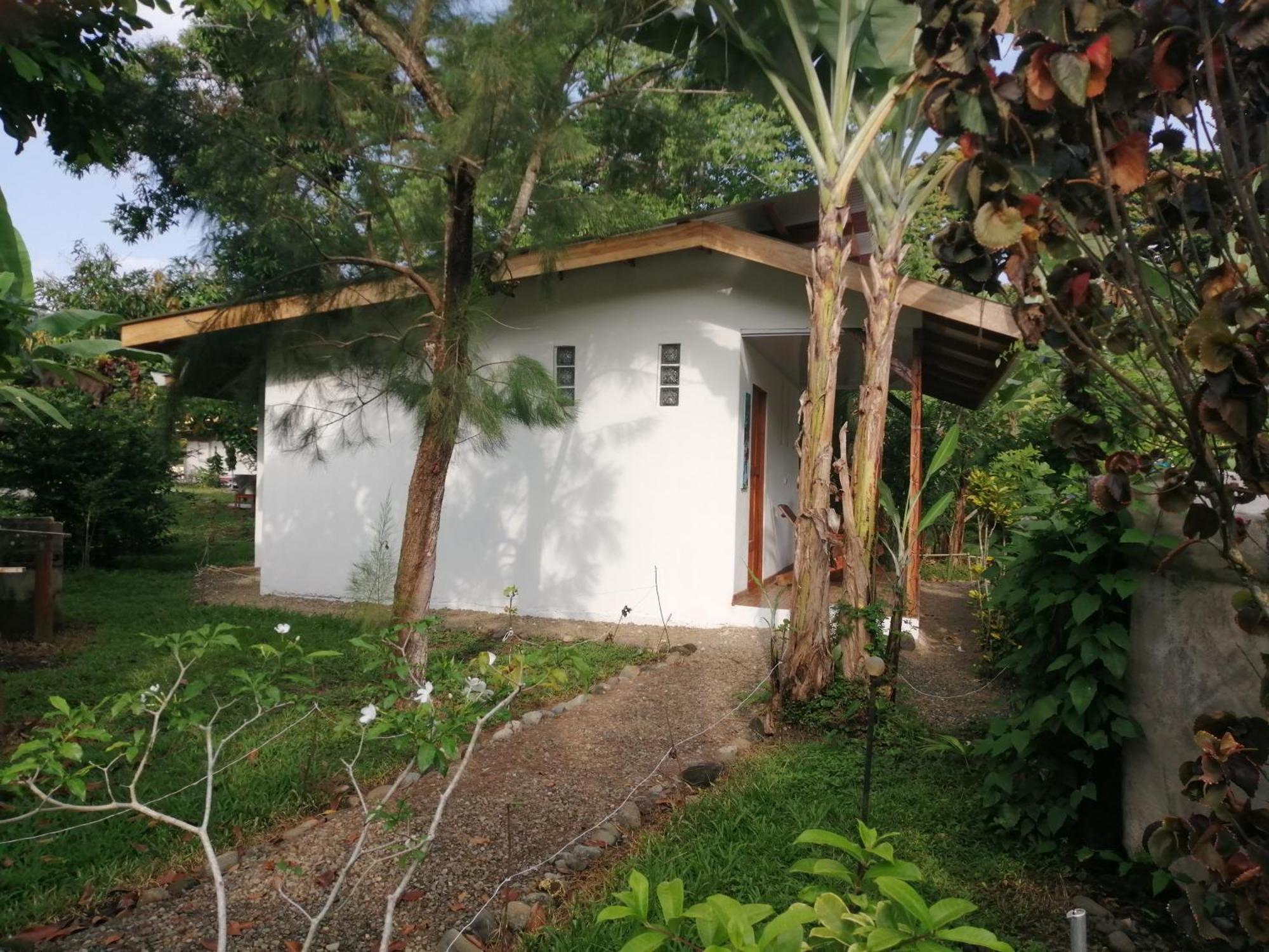 Cabinas Los Tucanes Cahuita Bagian luar foto