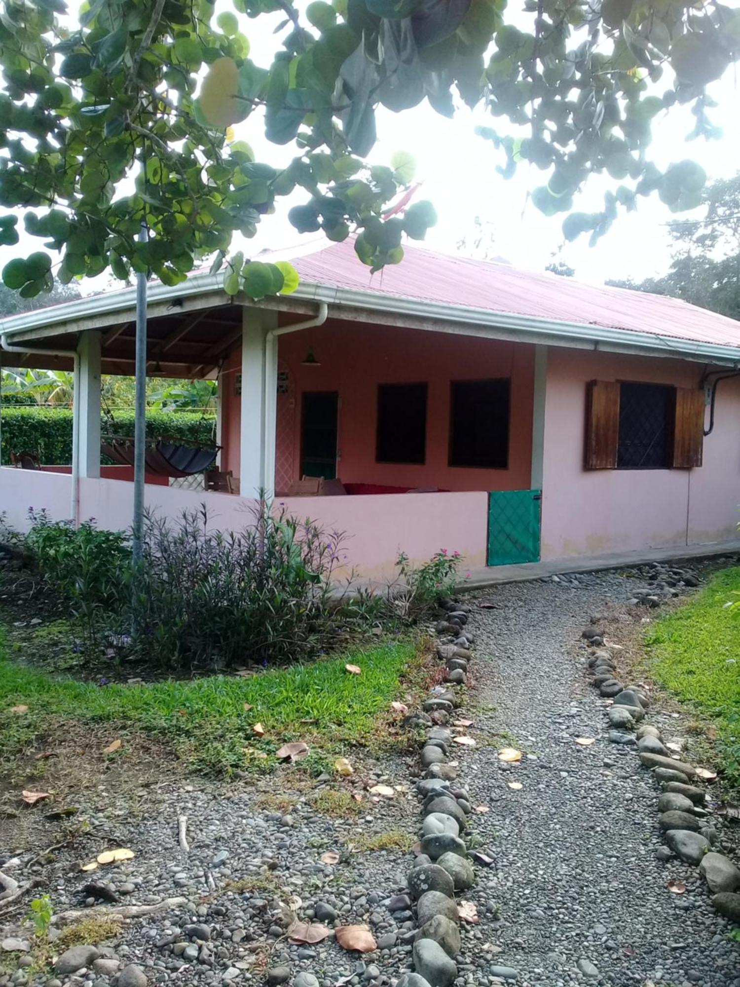 Cabinas Los Tucanes Cahuita Bagian luar foto